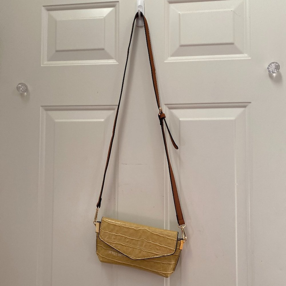 Klutch Sightseer Crossbody Purse Bag Yellow Gold color with croc pattern 9" x 5"